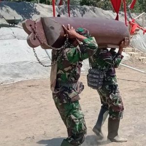 Demi Sukses Penutupan TMMD, Sertu Mardiono Harus Panggul Kenthongan