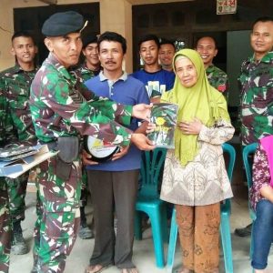 TNI Beri Cinderamata Untuk Pererat Silahturahmi