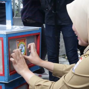 Hindari Makanan Berbahaya, Fitrianti Agustinda Anjurkan Pengusaha Pasang Stiker POSS HA