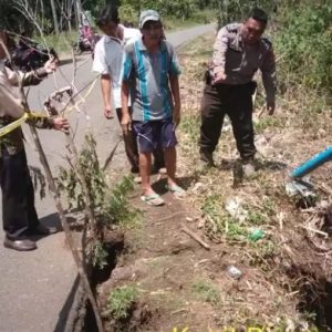 Musim Hujan, Tanah Longsor Ancam Pengguna Jalan Tanjung Tebat
