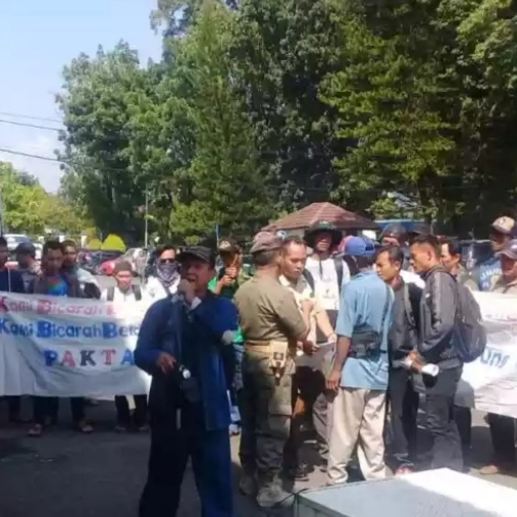 Diduga Tak Mampu Jalankan Tugas, Warga Tuntut Kades Tanjung Kurung Lahat Segera Dipecat