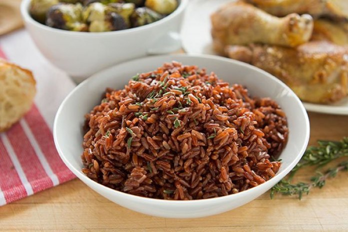 Red rice. Красный рис. Гарнир с красным рисом. Красный рис вареный. Красный рис для плова.