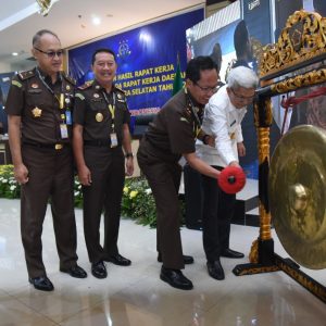 Wagub Ingatkan Bupati dan Walikota Tidak Persulit Investasi