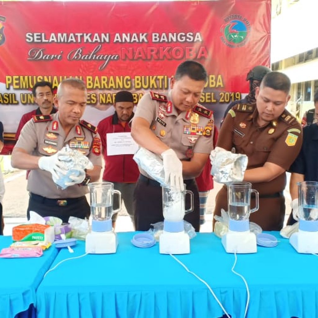 Polda Sumsel Musnahkam 95 Kilogram Sabu dan 39 Butir Ekstasi Dengan Cara di Blender