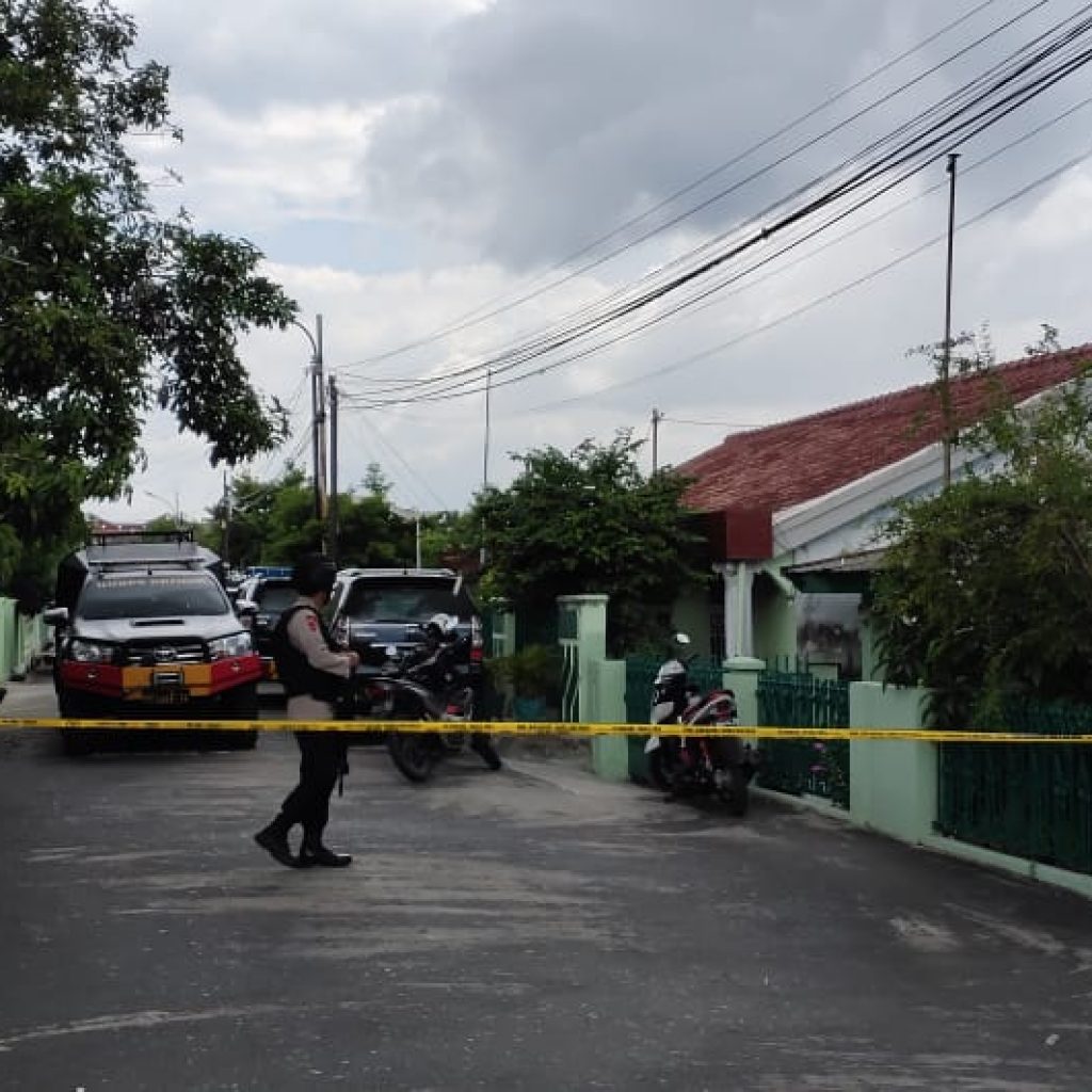 Pelajar di Palembang Teror Keluarganya Dengan Bom Mainan