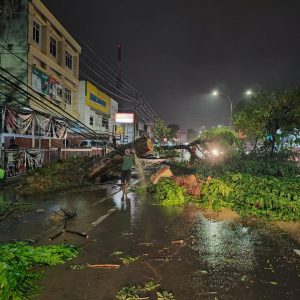 Hujan Deras Disertai Angin Kencang Luluh Lantakan Kota Palembang