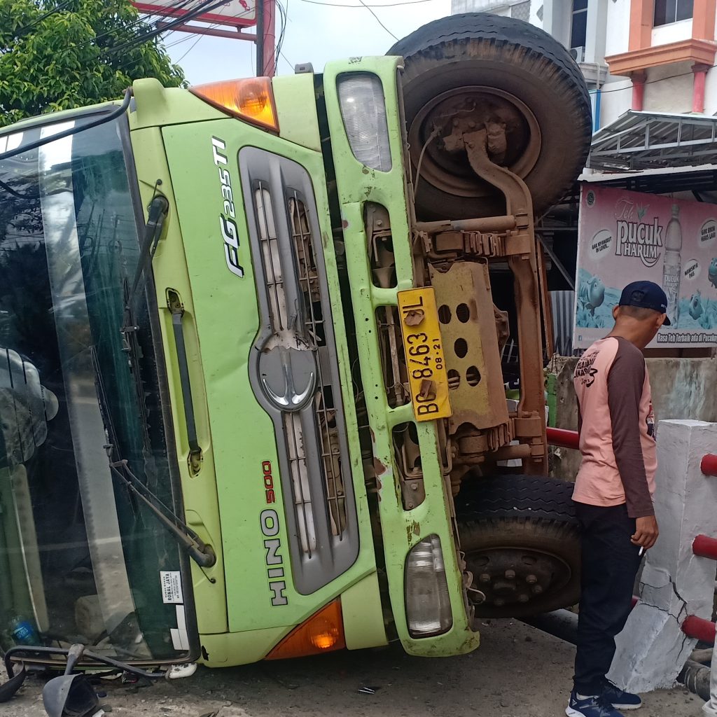 Diduga Alami Pecah Ban, Mobil Tangki Timpah Rumah Makan Pecel Lele