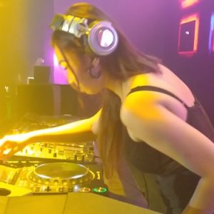 Tinggalkan Dunia Pramugari, Kini Nenaj Menikmati Perannya Sebagai DJ