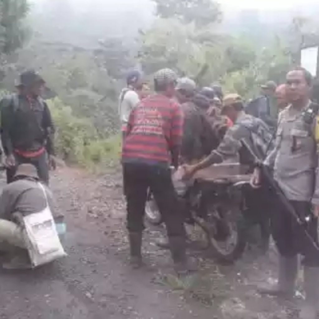 Polisi Pasang Patok Batas Hutan Lindung di Pagaralam