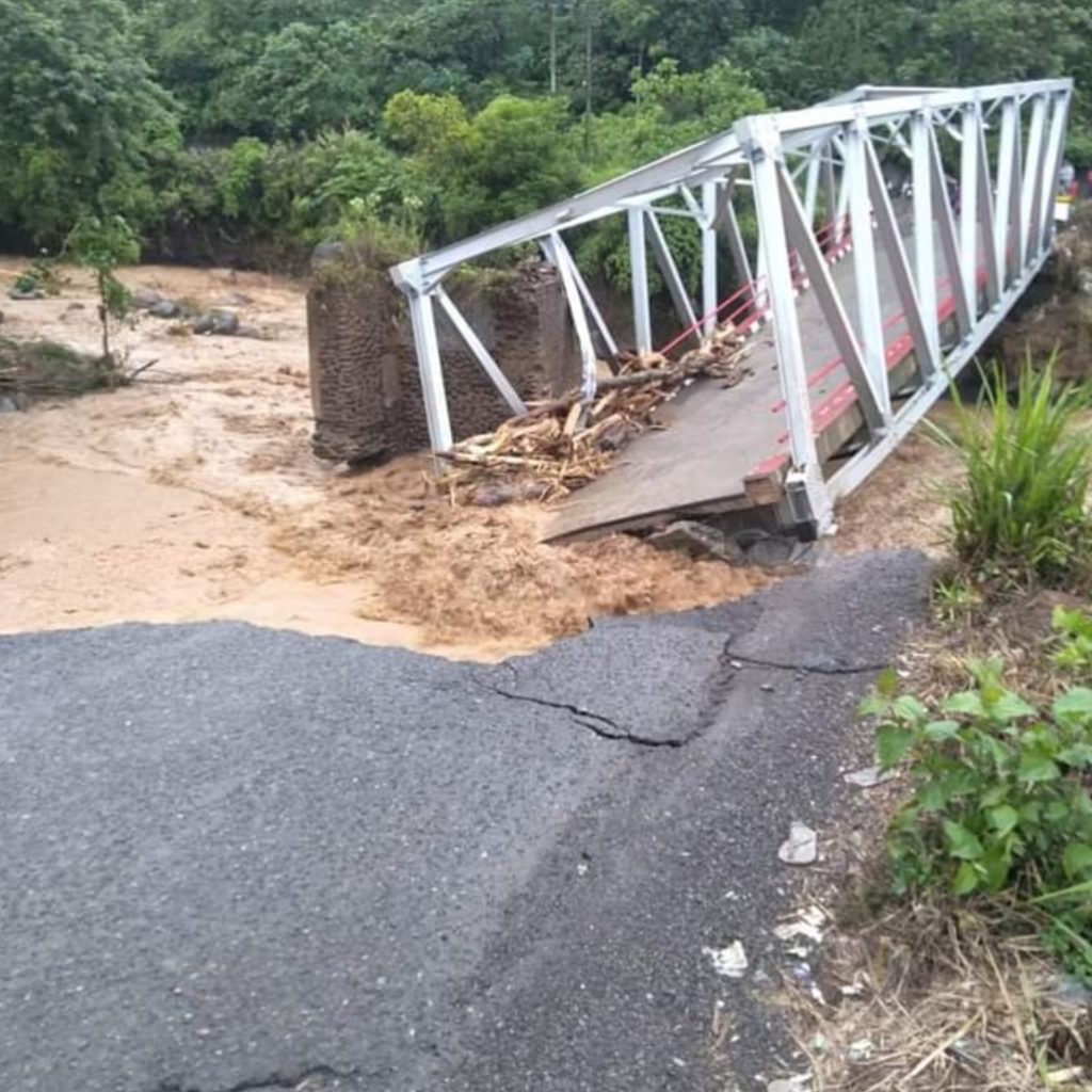 Jembatan Ambruk Akibat Hujan Angin di Mulak Lahat, Sumsel