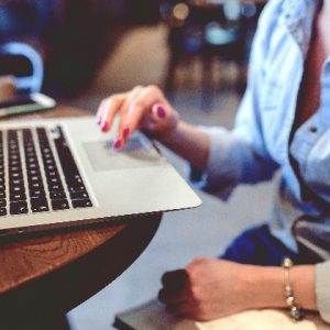 5 Cara Mencegah Sakit Leher Saat Bekerja di Depan Komputer