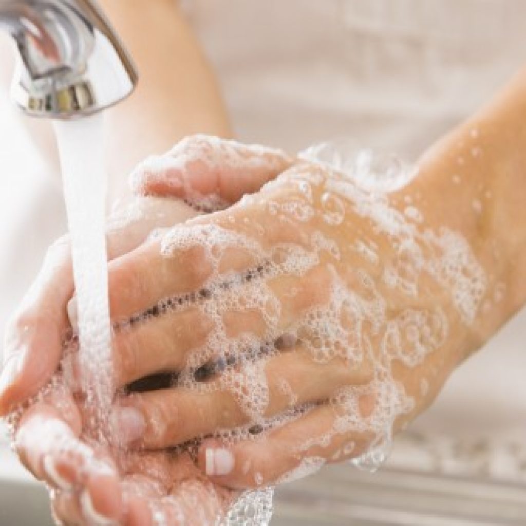 Manfaat Cuci Tangan dan Pakai Sarung Tangan untuk Cegah Infeksi Coronavirus