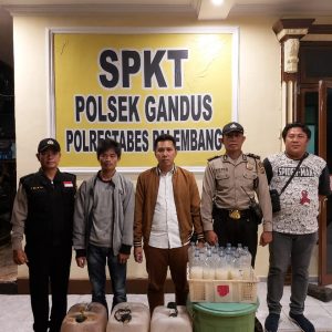 Gelar Razia, Polsek Gandus Amankan 15 Botol Besar Berisikan Tuak
