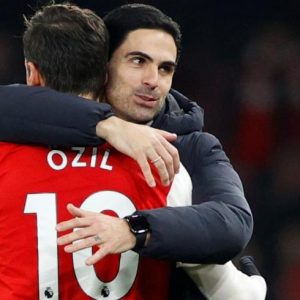 Pelukan Arteta,Senyum Mesut Ozil, dan Kebangkitan Arsenal