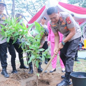 Peduli Ruang Hijau, Polda Sumsel Tanam 1200 Pohon