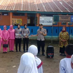 Seberangi Sungai Musi, Polsek Gandus Lakukan Penyuluhan ke SDN 152