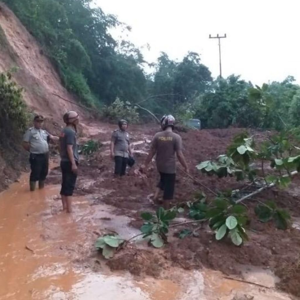 Ratusan Rumah di Lahat Terendam Banjir dan Tertimpa Tanah Longsor