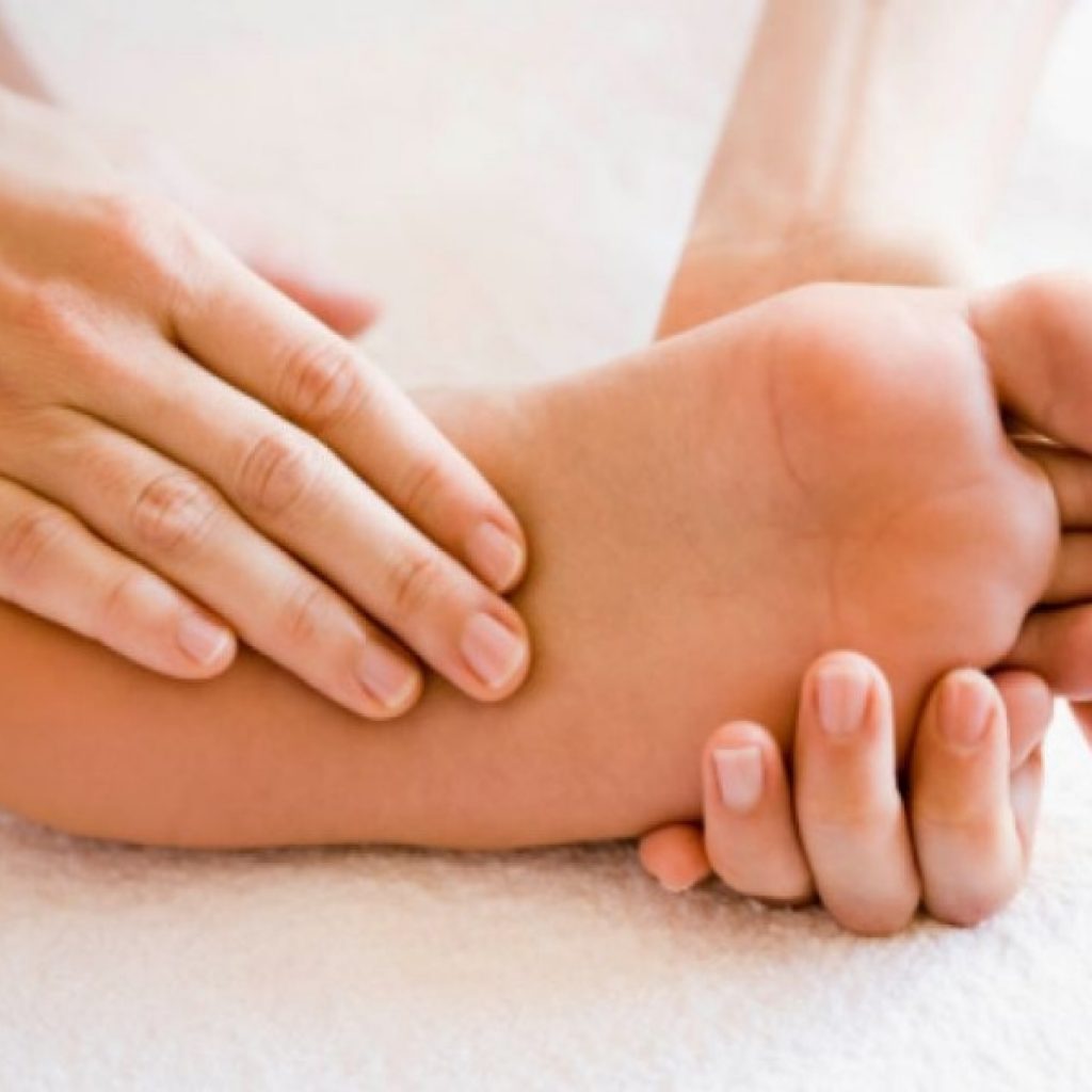 Cara Ampuh Menghaluskan Kulit Kaki yang Kasar