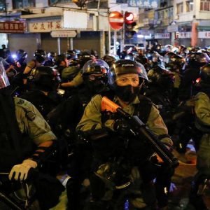 Polisi Hong Kong Pukuli Demonstran Saat Berunding