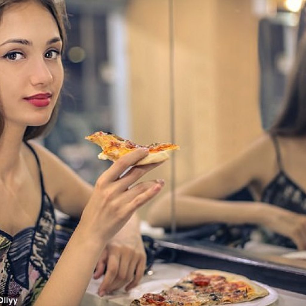 Makan Depan Cermin,Bisa Turunkan Berat Badan?