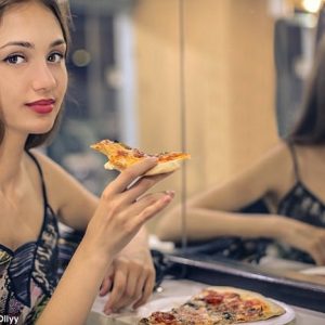 Makan Depan Cermin,Bisa Turunkan Berat Badan?