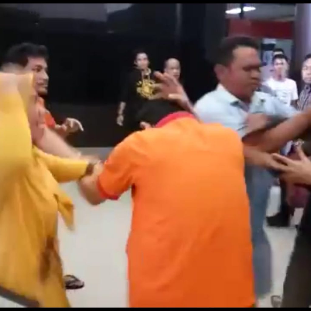 Keluarga Tak Kuasa Tahan Amarah Saat Bertemu Pelaku Pembunuhan Driver Taksol