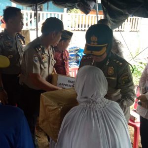 Polisi Berikan Bantuan Kepada Korban Bencana Kebakaran SU I Palembang