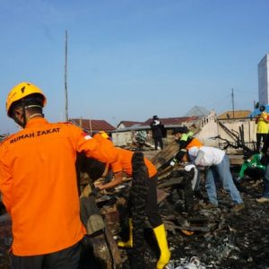 Rumah Zakat Action Bersikan Puing Kebakaran