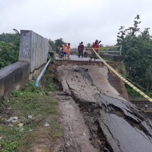 Becana Tanah Longsor Amblaskan Tanggul Penahan Jembatan di Muara Enim