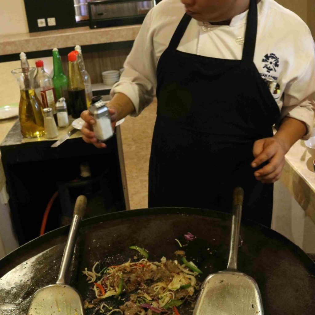 Mau Coba Pengalaman Unik Makan Mongolian Pan Grill, Mampir Saja ke Aryaduta Hotel