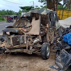 Belum Tau Penyebabnya, Mini Bus Hantam Fuso Muatan Getah Sebelum Tabrak Rumah Warga