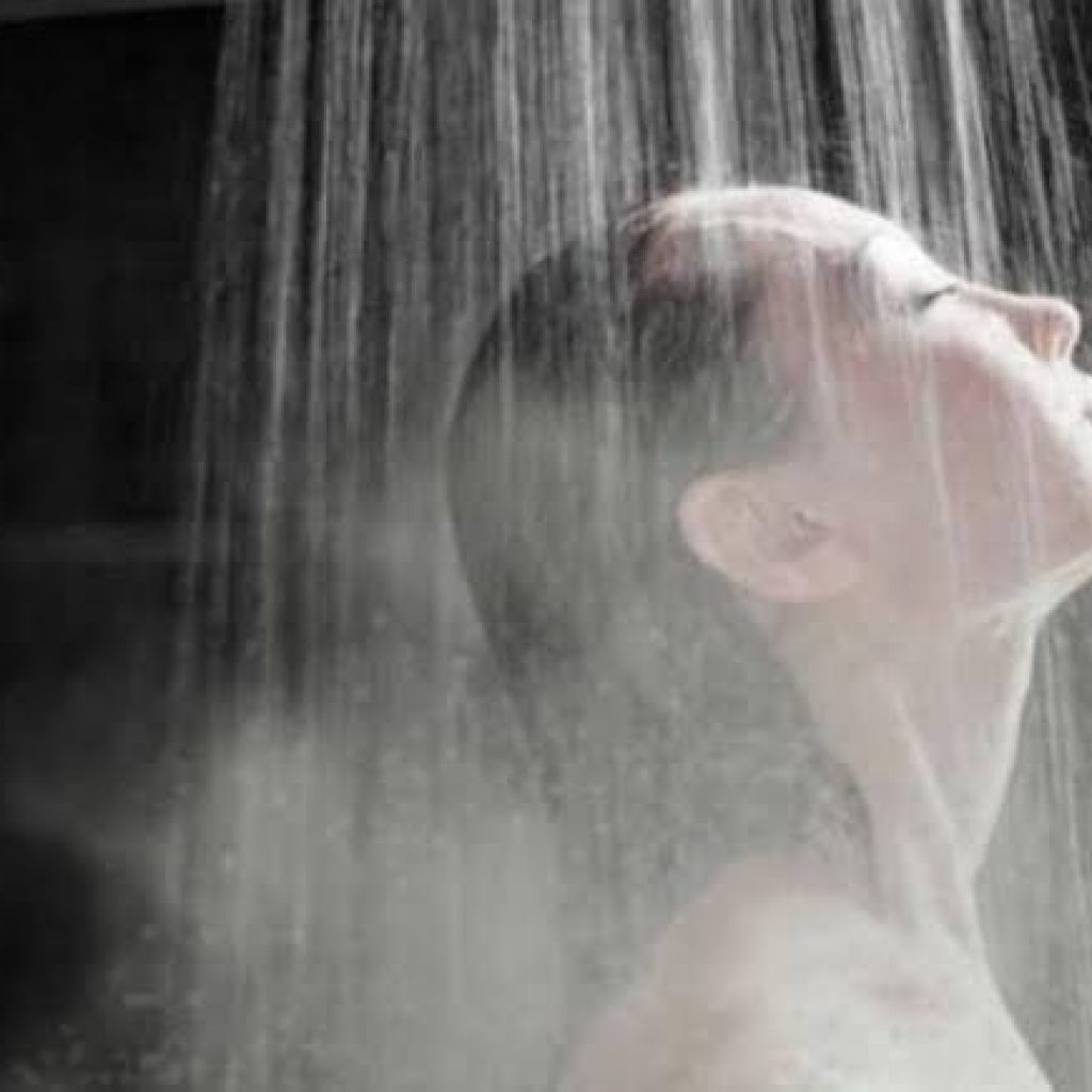 Haruskah Keramas Pakai Air Hangat  Setelah Hujan-hujanan, Supaya Tidak Pusing?