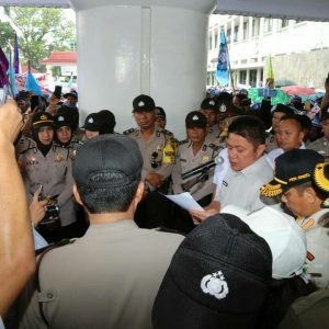 Gubernur Sumsel Terima Ribuan Buruh Orasi Tolak Omnibus Law