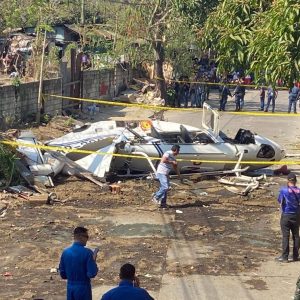 Tersangkut Kabel Listrik,Helikopter Angkut Jenderal Filipina Jatuh