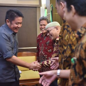 Dibuatkan Buku Oleh Wartawan 789, Herman Deru Terharu 