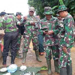 Makan Bersama TNI Dan Warga Di Lokasi TMMD