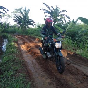 Layaknya Trabas Anggota Satgas TMMD Telusuri Medan Operasi