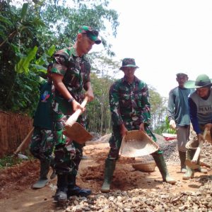 Dandim Kudus Mencangkul Untuk Warga Desa Kudungsari