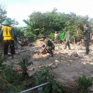 Satgas Pra TMMD dan Warga Gotong Royong Bangun RTLH