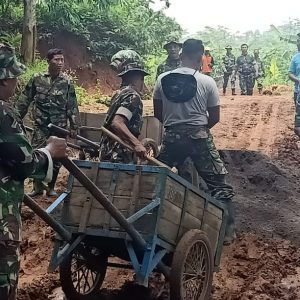 Kebersamaan Satgas TMMD Reguler 107 Kodim Kudus Dengan Masyarakat melalui pembuatan jalan