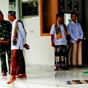 Sholat Jumat Berjamaah, Cara Anggota Satgas Dekatkan Diri Dengan Warga