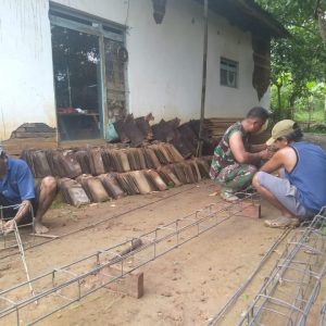 Satgas TMMD 107 Bahu Membahu Rangkai Besi Cor