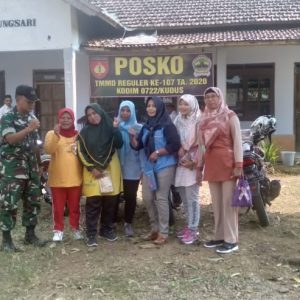 Emak-emak Semangat Berikan Semangat Dukungan TMMD 107