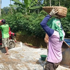 Dengan Semangat Warga Membantu Kegiatan TMMD