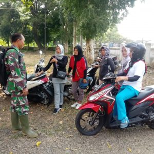 Seyum Simpatik Anggota Satgas Saling Tegur Sapa