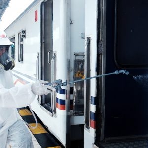 3 Kali Sehari Stasiun Kereta Api di Palembang Disemprot Desinfektan