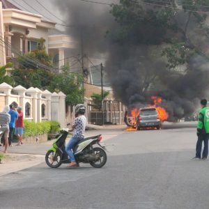 Usai Servis Radiator, Mobil Wanita Ini Terbakar di Jalan Bangau Palembang