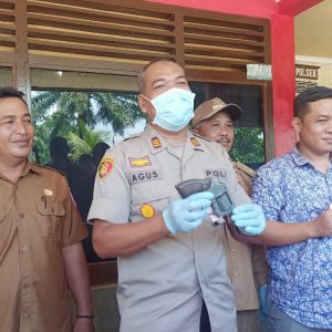Dua Kepala Desa Banyuasin Serahkan Senpira ke Polsek Mariana 