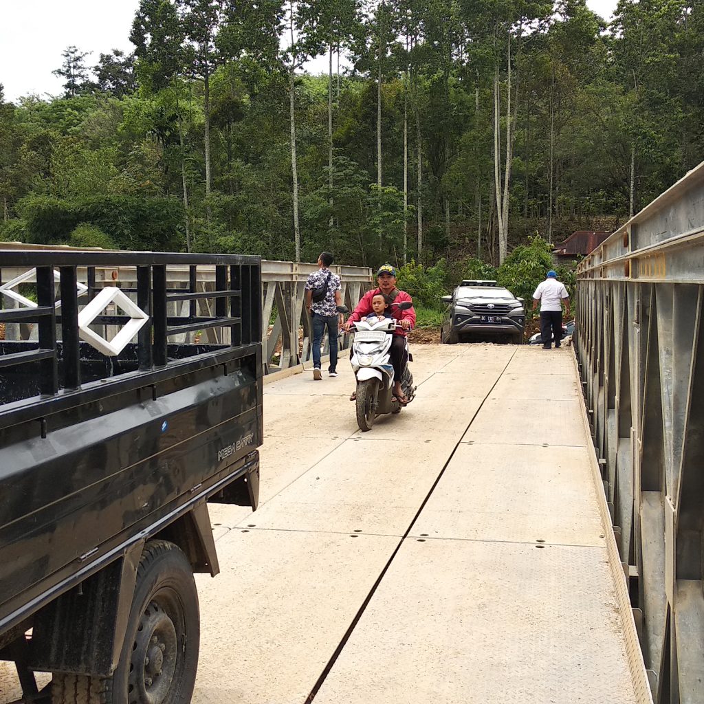 Jembatan Bailey Penghubung Lahat dan Muaraenim Mulai di Lalui Masyarakat