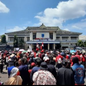 Ribuan Buruh Minta Bupati Lahat Dukung Penolakan Omnibus Law